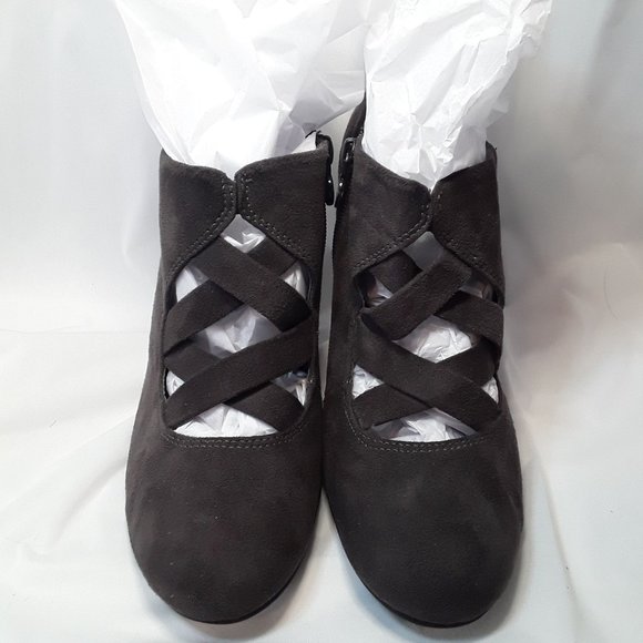 VERA WANG Criss-Cross Front Faux Suede Cone Heel Shoes Size 8 EUC - Picture 3 of 7